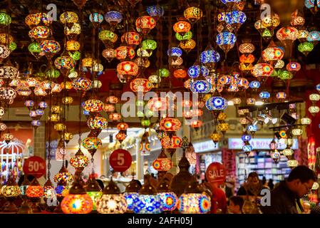 Türkische Lampe oder marokkanische Laterne, im orientalischen Stil, dekorative Lampen bei Store, in Global Village, Dubai, Vereinigte Arabische Emirate Stockfoto