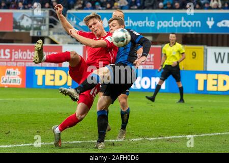 Marius BUELTER (links, B? Lter, Union) gegen Luca KILIAN (PB), Aktion, Duellen, Fußball 1. 1. Fussballbundesliga, 15. Spieltag, SC Paderborn 07 (PB) - Union Berlin (Union) 1:1, am 14.12 .2019 in Paderborn/Deutschland. € | Nutzung weltweit Stockfoto