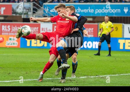 Marius BUELTER (links, B? Lter, Union) gegen Luca KILIAN (PB), Aktion, Duellen, Fußball 1. 1. Fussballbundesliga, 15. Spieltag, SC Paderborn 07 (PB) - Union Berlin (Union) 1:1, am 14.12 .2019 in Paderborn/Deutschland. € | Nutzung weltweit Stockfoto