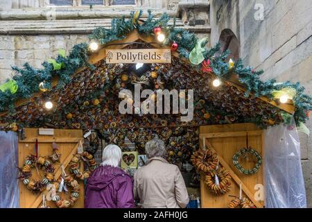 Besucher nach Winchester Weihnachtsmarkt neben der Kathedrale, Winchester, Hampshire, UK Stockfoto