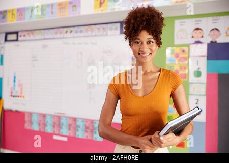 Portrait von weiblichen Grundschule Lehrer im Klassenzimmer stehen Stockfoto