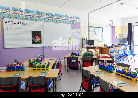 Leere Klassenzimmer in der Volksschule mit Whiteboard und Schreibtische Stockfoto