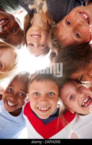 Gruppe von Multi-Cultural Kinder mit Freunde auf der Suche nach unten in die Kamera Stockfoto