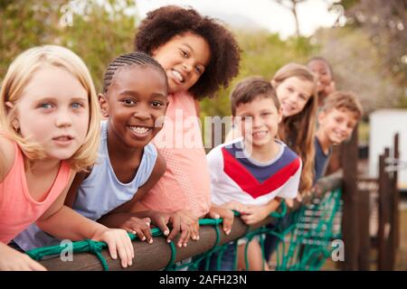 Portrait von Kindern auf die Rope Bridge mit Freunden im Park Stockfoto