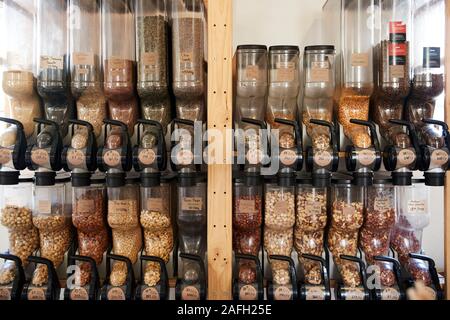 Dispenser für Nüsse in nachhaltige Kunststoff sich Lebensmittelgeschäft Stockfoto