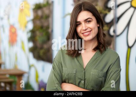 Im freien Kopf und Schultern Portrait von Lächelnden jungen Frau Stockfoto