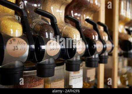 Dispenser für Getreide und Körnern in nachhaltige Kunststoff sich Lebensmittelgeschäft Stockfoto