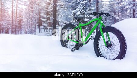Winter Abenteuer - fat Bike im Schnee auf verschneiten Finnland Lappland Wald Hintergrund. Kopieren Sie Platz Stockfoto