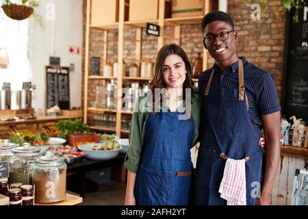 Portrait von Männlichen und Weiblichen Besitzer der Nachhaltigen Kunststoff sich Lebensmittelgeschäft Stockfoto