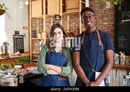 Portrait von Männlichen und Weiblichen Besitzer der Nachhaltigen Kunststoff sich Lebensmittelgeschäft Stockfoto