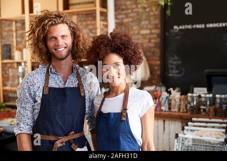 Portrait von Männlichen und Weiblichen Besitzer der Nachhaltigen Kunststoff sich Lebensmittelgeschäft Stockfoto