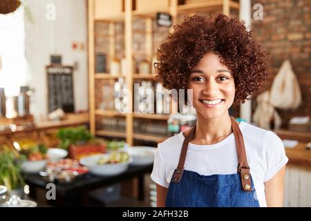 Porträt der Besitzerin der Nachhaltigen Kunststoff sich Lebensmittelgeschäft Stockfoto