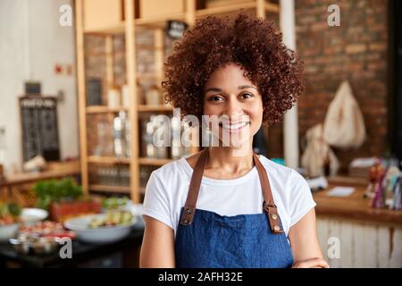 Porträt der Besitzerin der Nachhaltigen Kunststoff sich Lebensmittelgeschäft Stockfoto