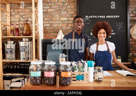 Portrait von Männlichen und Weiblichen Besitzer der Nachhaltigen Kunststoff sich Lebensmittelgeschäft Stockfoto