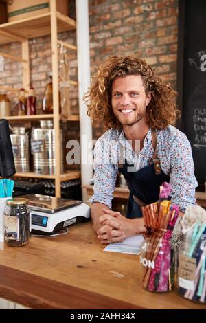 Portrait der männlichen Inhaber der Nachhaltigen Kunststoff Free Grocery Store hinter Sales Desk Stockfoto