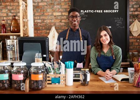 Portrait von Männlichen und Weiblichen Besitzer der Nachhaltigen Kunststoff Free Grocery Store hinter Sales Desk Stockfoto