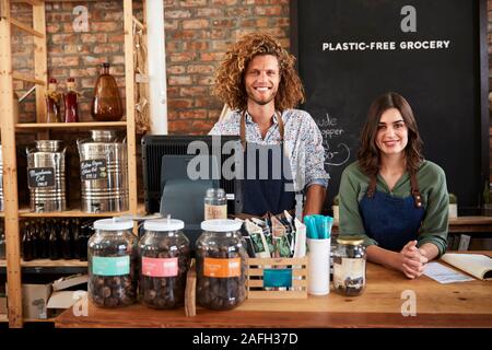 Portrait von Männlichen und Weiblichen Besitzer der Nachhaltigen Kunststoff Free Grocery Store hinter Sales Desk Stockfoto