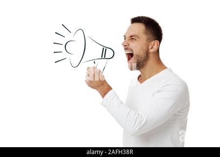 Hübscher junger bärtiger Mann mit Megaphon und schreien auf weißem Hintergrund Stockfoto