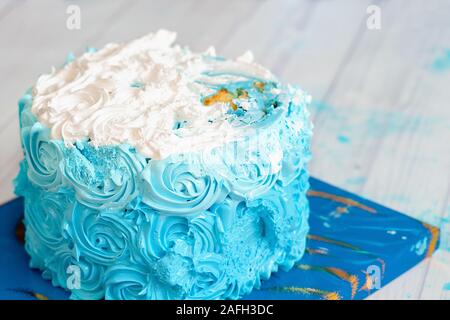 Glücklicher erster Geburtstag Kuchen auf Blue Space Hintergrund. Geburtstag Grüße. Junge Geburtstag. Kuchen Smash erste Jahr Konzept. Stockfoto