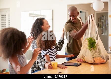 Familie Heimweg von Shopping Trip Auspacken Kunststoff Kostenlose Einkaufstaschen Stockfoto