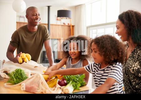 Familie Heimweg von Shopping Trip Auspacken Kunststoff Kostenlose Einkaufstaschen Stockfoto