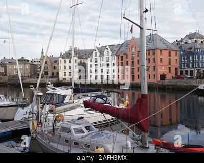 Malerische sezessionistische Gebäude der Europäischen Alesund Stadt Romsdal Region und Yachten in Norwegen Stockfoto