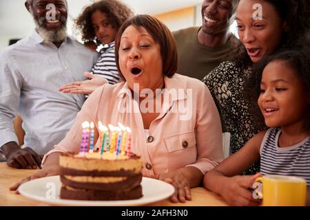 Omas Geburtstag multi-generation Familie feiern zu Hause mit Kuchen und Kerzen Stockfoto