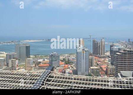 Luanda/Angola - 11/28/2016: Luftbild der Innenstadt von Luanda, die Bucht und den Hafen von Luanda, Rn und zentralen Gebäude, in Angola Stockfoto
