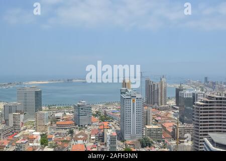 Luanda/Angola - 11/28/2016: Luftbild der Innenstadt von Luanda, die Bucht und den Hafen von Luanda, Rn und zentralen Gebäude, in Angola Stockfoto