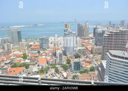 Luanda/Angola - 11/28/2016: Luftbild der Innenstadt von Luanda, die Bucht und den Hafen von Luanda, Rn und zentralen Gebäude, in Angola Stockfoto