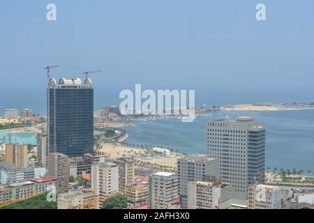 Luanda/Angola - 11/28/2016: Luftbild der Innenstadt von Luanda, die Bucht und den Hafen von Luanda, Rn und zentralen Gebäude, in Angola Stockfoto