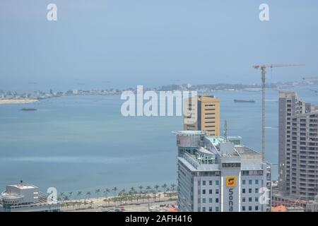 Luanda/Angola - 11/28/2016: Luftbild der Innenstadt von Luanda, die Bucht und den Hafen von Luanda, Rn und zentralen Gebäude, in Angola Stockfoto