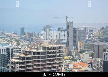 Luanda/Angola - 11/28/2016: Luftbild der Innenstadt von Luanda, die Bucht und den Hafen von Luanda, Rn und zentralen Gebäude, in Angola Stockfoto