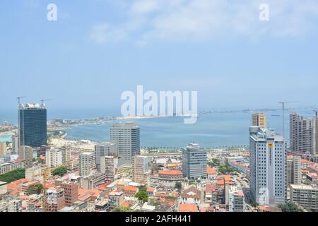 Luanda/Angola - 11/28/2016: Luftbild der Innenstadt von Luanda, die Bucht und den Hafen von Luanda, Rn und zentralen Gebäude, in Angola Stockfoto