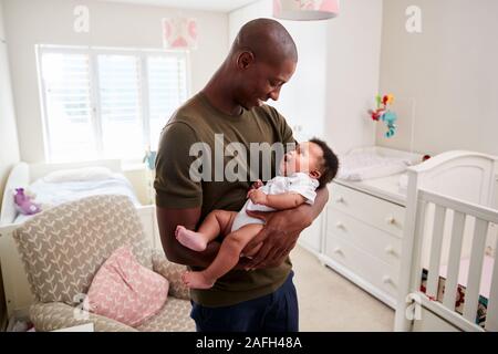 Stolzer Vater streicheln Baby Sohn im Kindergarten zu Hause Stockfoto