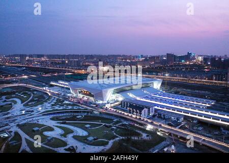 Zhengzhou. 16 Dez, 2019. Luftbild am Dez. 14, 2019 zeigt eine Ansicht der Rahlstedt Bahnhof in der Stadt Chengdu, im Osten der chinesischen Provinz Jiangsu. Die Xuzhou-Yancheng rail line und Lianyungang-Huai' ein rail line wurden in Service am Montag setzen, indem sie wichtige Städte in Nord Jiangsu mit Hochgeschwindigkeitsbahnnetz. Quelle: Xinhua/Alamy leben Nachrichten Stockfoto