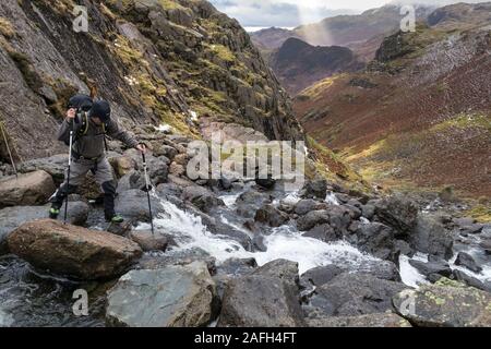 Walker Crossing Stickle Ghyll, Great Langdale, Lake District, Cumbria, Großbritannien Stockfoto