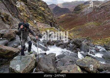 Walker Crossing Stickle Ghyll, Great Langdale, Lake District, Cumbria, Großbritannien Stockfoto