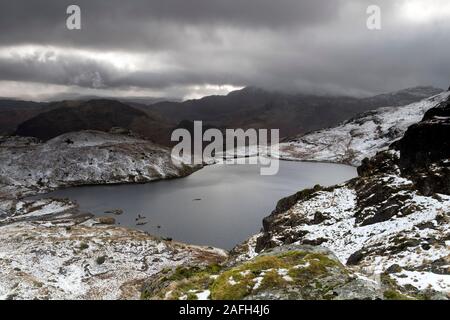 Stickle Tarn unter einer Senkung der Himmel gesehen von pavey Lade, Lake District, Cumbria, Großbritannien Stockfoto