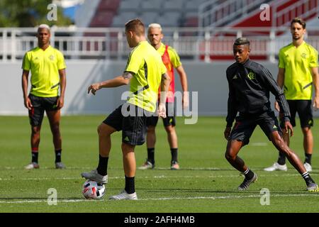 Doha, Katar. 16. Dez 2019. Spieler während der flamengo erstes Training in der Vorbereitung für ihre öffnung Spiel der FIFA Club Wm in Doha, Katar. Ihr erstes Spiel ein Halbfinale am 17. Dez 2019. Dieses Training fand im Al Duhail SC in Doha, Katar am 16. Dez 2019. Credit: SPP Sport Presse Foto. /Alamy leben Nachrichten Stockfoto