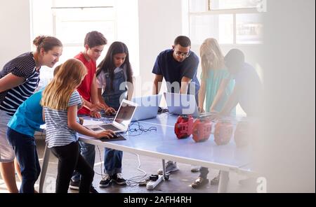 Gruppe von Studenten in der Schule Computer Coding Klasse Programmieren lernen Roboter Fahrzeug Stockfoto