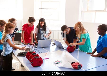 Gruppe von Studenten in der Schule Computer Coding Klasse Programmieren lernen Roboter Fahrzeug Stockfoto