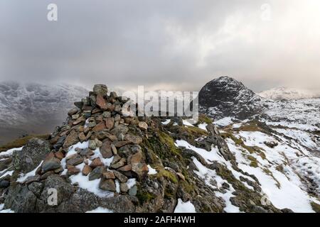 Hecht von Stickle vom Gipfel des Loft Crag im Winter, Langdale, Lake District, Cumbria, Großbritannien Stockfoto