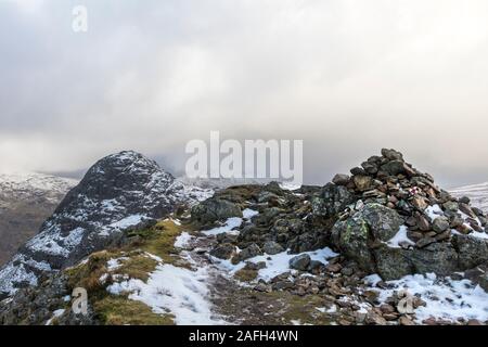 Hecht von Stickle vom Gipfel des Loft Crag im Winter, Langdale, Lake District, Cumbria, Großbritannien Stockfoto