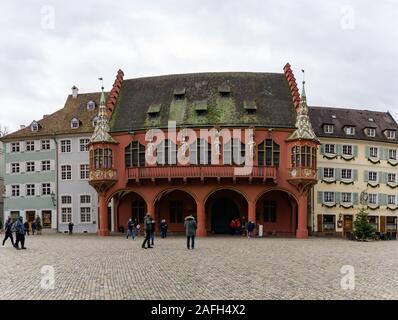 Freiburg, Baden-Württemberg/Deutschland - vom 15. Dezember, 2019: Blick auf die historischen Zunfthäusern auf dem Münsterplatz Platz in der historischen Altstadt von Frei Stockfoto