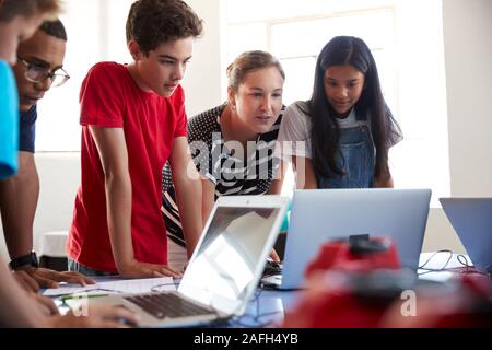 Gruppe von Studenten in der Schule Computer Coding Klasse Programmieren lernen Roboter Fahrzeug Stockfoto