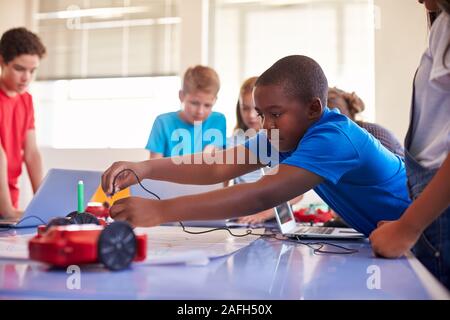 Gruppe von Studenten in der Schule Computer Coding Klasse Programmieren lernen Roboter Fahrzeug Stockfoto