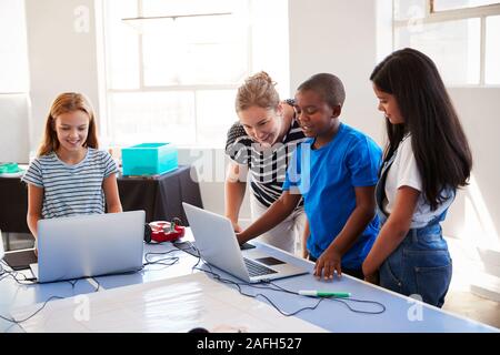 Gruppe von Studenten in der Schule Computer Coding Klasse Programmieren lernen Roboter Fahrzeug Stockfoto