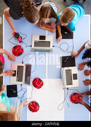 Ansicht von oben der Schüler nach der Schule Computer Coding Klasse Programmieren lernen Roboter Fahrzeug Stockfoto