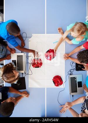 Ansicht von oben der Schüler nach der Schule Computer Coding Klasse Programmieren lernen Roboter Fahrzeug Stockfoto